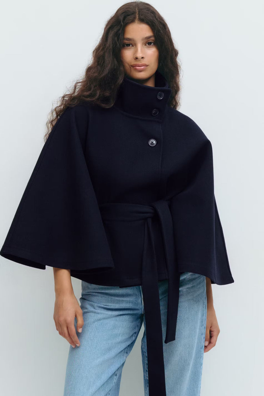 Elegante chaqueta capa de mujer, perfecta como abrigo de invierno. Con cuello alto y cinturón.