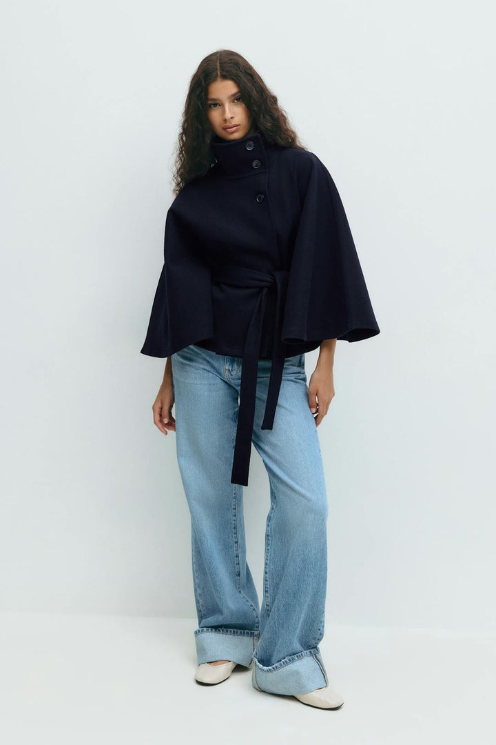 Chaqueta mujer formal, estilo capa con cuello alto y cinturón. Ideal para ocasiones especiales.