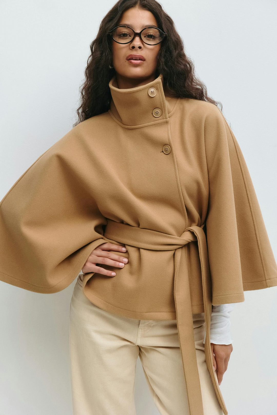 Chaqueta capa cálida para mujer con cuello alto y cinturón, ideal como abrigo de invierno. Moda y confort.