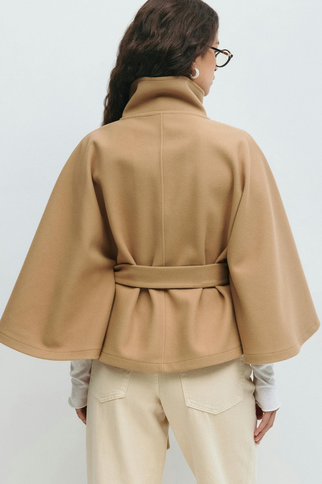 Chaqueta capa casual para mujer con cuello alto. Un abrigo versátil y moderno para invierno.