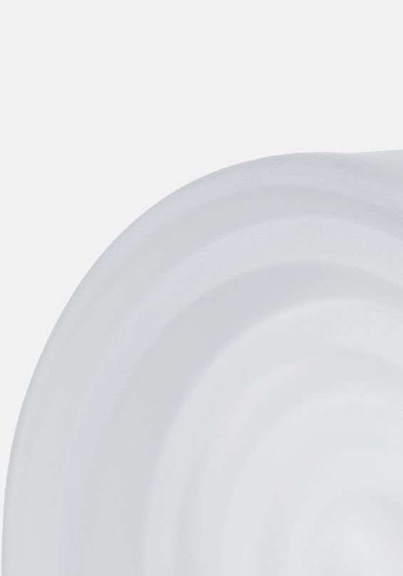 Lámpara moderna LED IP65 para fachada, emite una luz difusa con efecto ondulado decorativo.