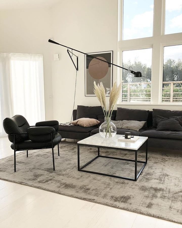 Aplique de pared ajustable estilo industrial, disponible en negro y blanco, diseño moderno.