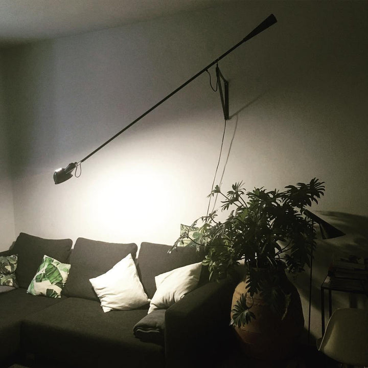 Aplique de pared ajustable, estética industrial, ideal para iluminación versátil en el hogar.