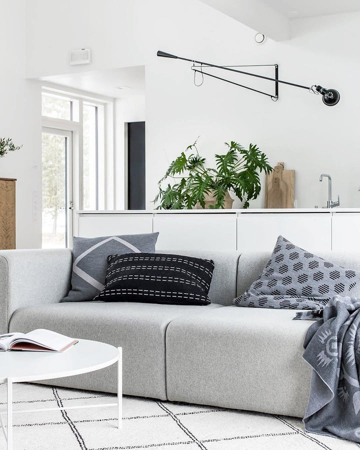 Lámpara de pared industrial moderna, negra, con foco ajustable para lectura en dormitorio.