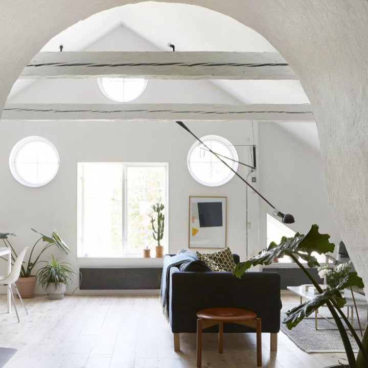 Iluminación de pared industrial ajustable, diseño moderno en blanco o negro para dormitorio.