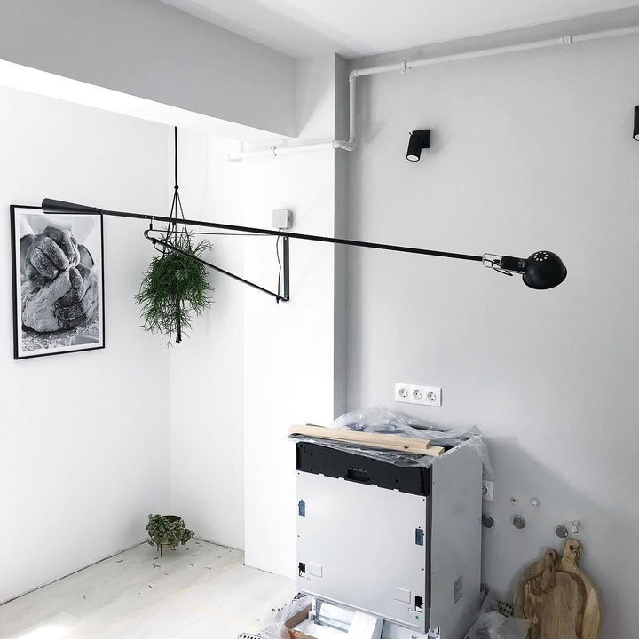 Aplique de pared industrial ajustable, diseño atemporal para iluminación versátil del hogar.