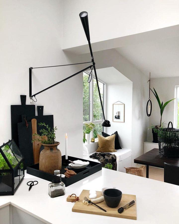 Lámpara de pared industrial ajustable, perfecta para iluminación decorativa en dormitorio moderno.
