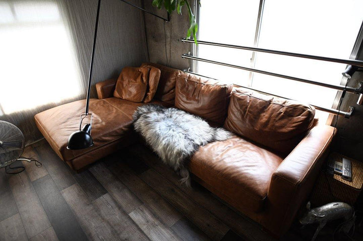 Lámpara de pared industrial, ajustable, diseño minimalista en blanco para decoración moderna.