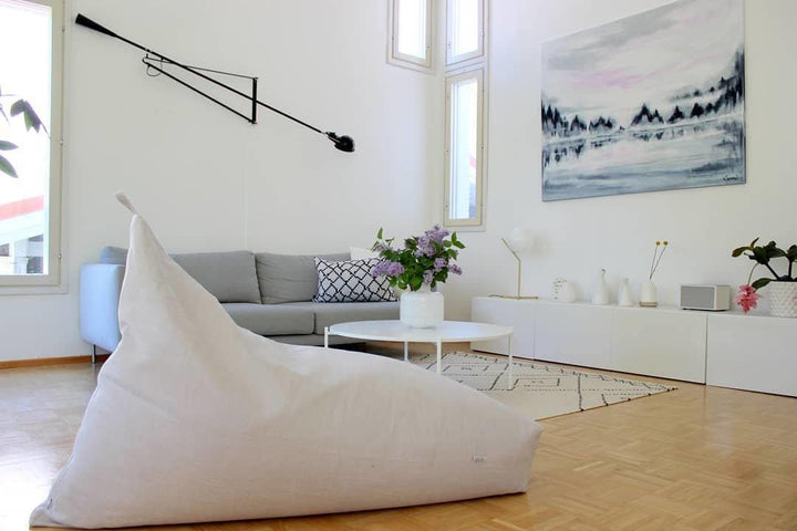 Lámpara de pared industrial ajustable, ideal para crear ambiente en tu sala de estar.