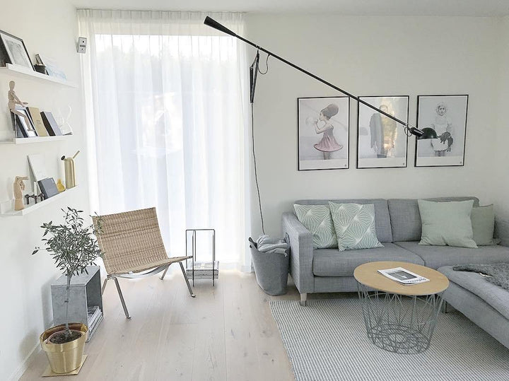 Iluminación de pared industrial ajustable negra, aporta diseño y luz a tu dormitorio.