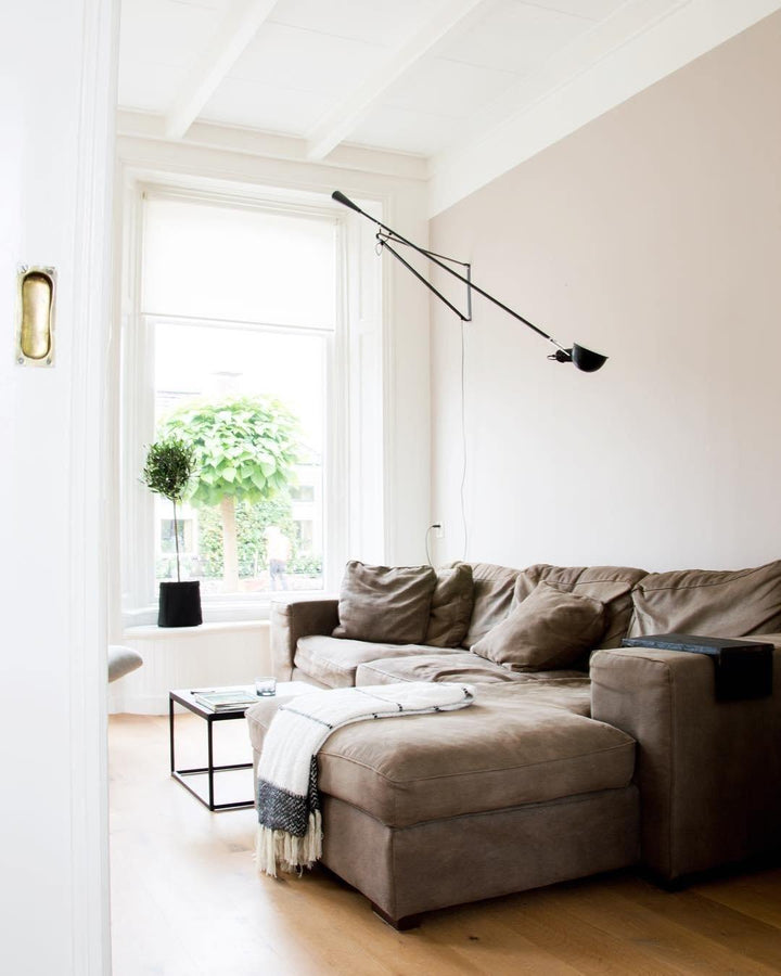 Lámpara de pared industrial ajustable, disponible en blanco, para un toque moderno y funcional.