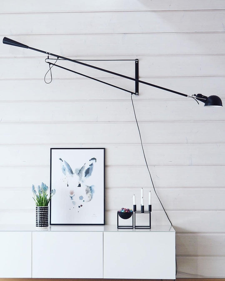 Lámpara de pared industrial ajustable, diseño contemporáneo para salas de estar modernas.