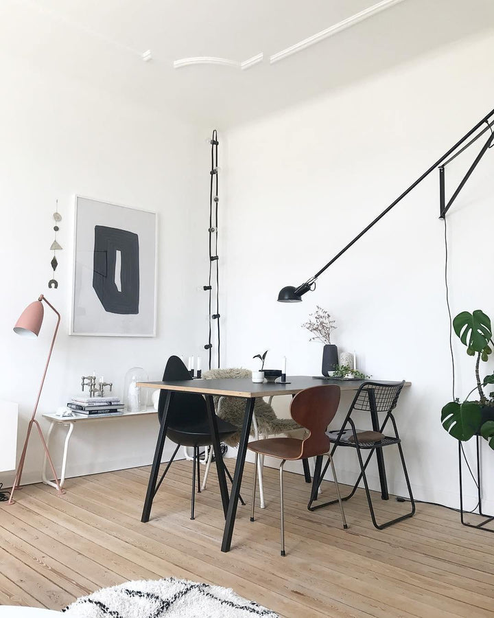 Diseño de aplique de pared industrial ajustable negro, ideal para decoración moderna.
