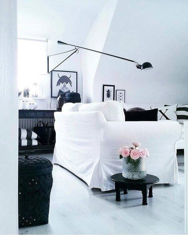 Iluminación de pared industrial ajustable negra, realza tu dormitorio con estilo y función.