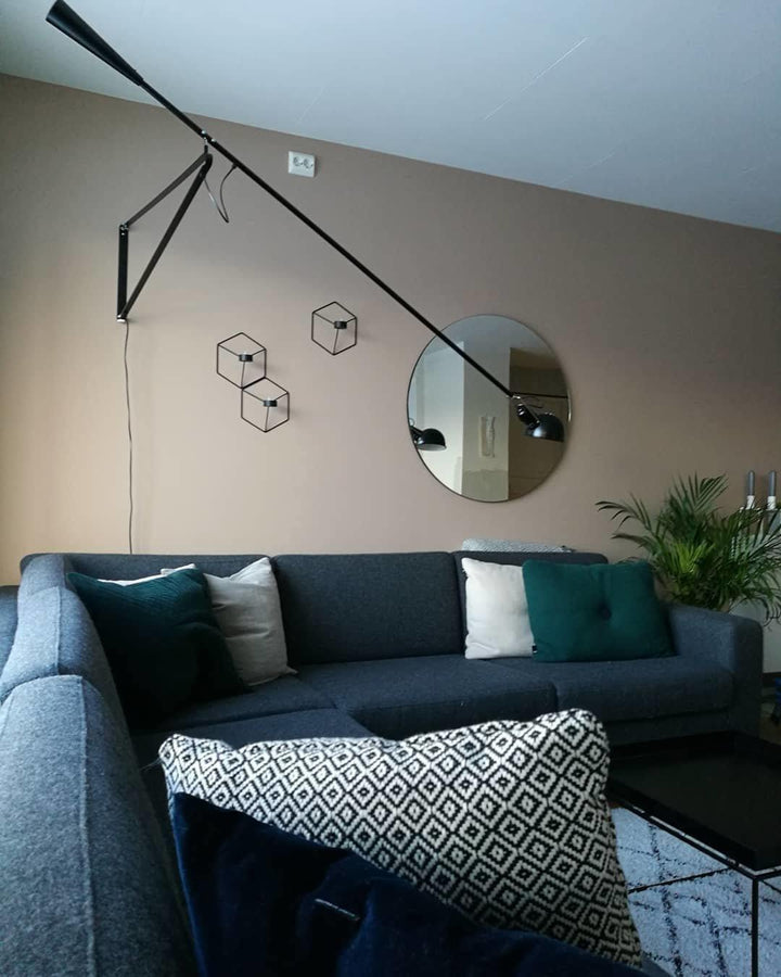 Lámpara de pared industrial ajustable, en blanco, aporta un toque de diseño a tu espacio.