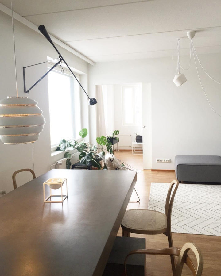Lámpara de pared industrial ajustable, diseño versátil para dormitorio, negro o blanco.