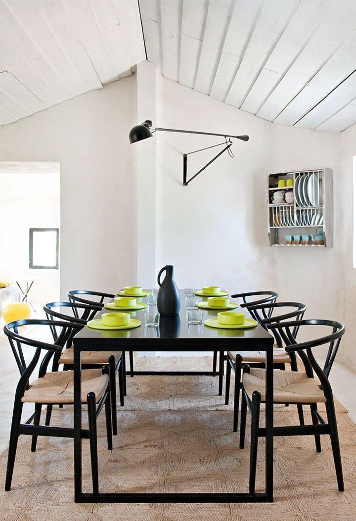 Lámpara de pared blanca industrial con brazo ajustable, diseño versátil para sala de estar.