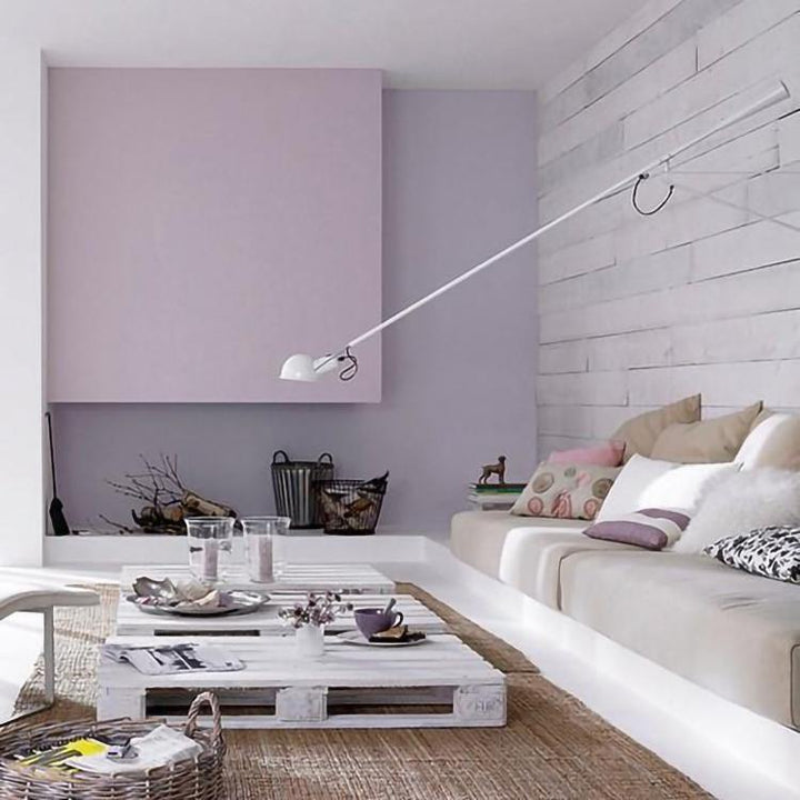 Iluminación de pared industrial ajustable negra, perfecta para lectura en dormitorio moderno.