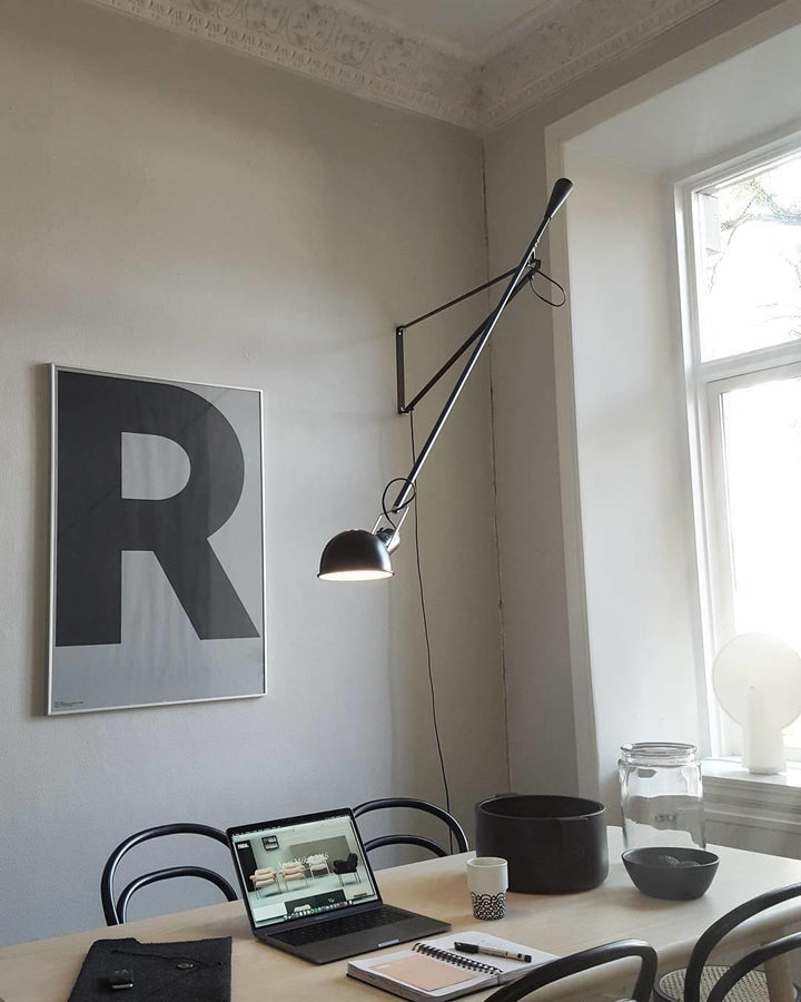 Aplique de pared negro industrial ajustable, versátil para cualquier espacio con estilo.