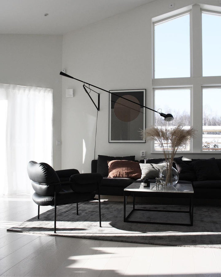 Iluminación industrial de pared ajustable, diseño minimalista en negro para dormitorio.