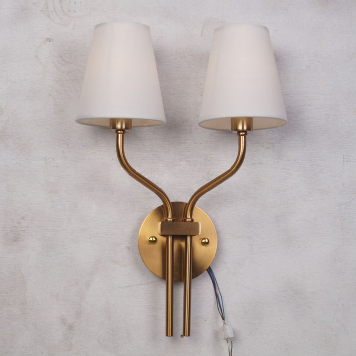 Impactante aplique de pared doble dorado, pieza de lujo para diseño interior contemporáneo.