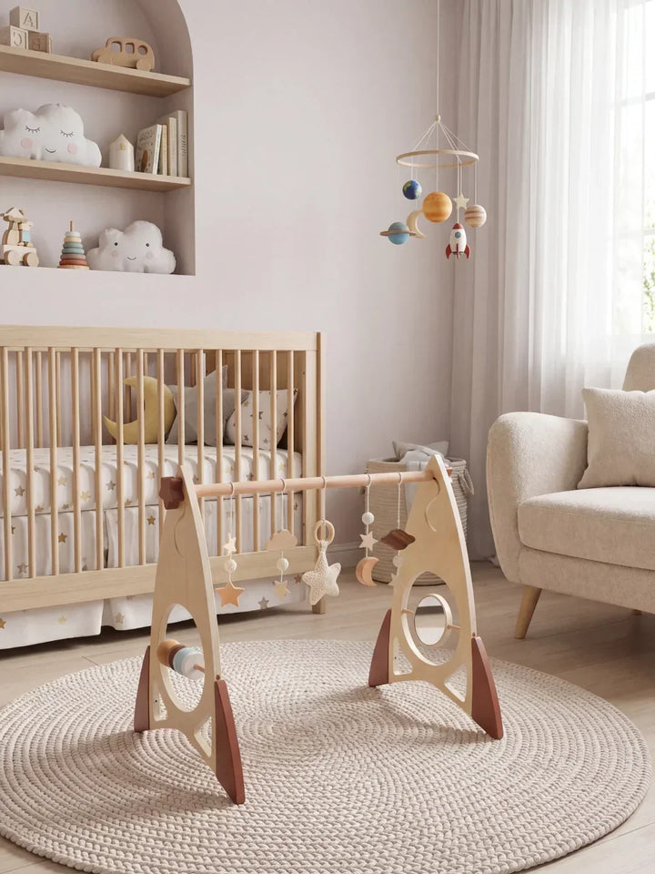 Regalo para bebé: arco de juegos de madera. Temática de cohete y estrellas. Gimnasio sensorial seguro.