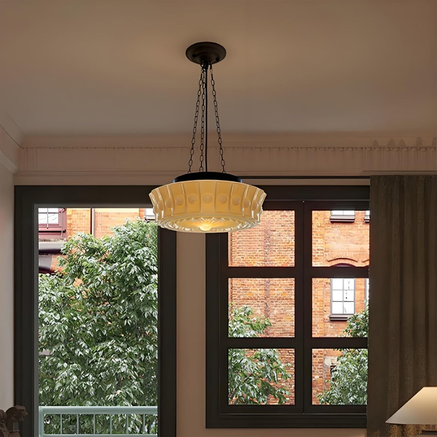 Iluminación colgante de diseño en hierro y vidrio, forma cilíndrica para interiores elegantes.