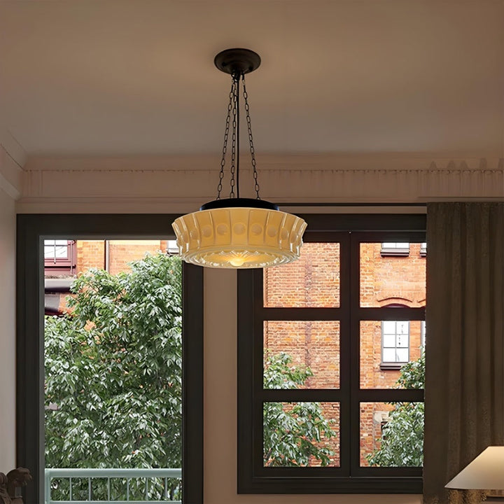 Iluminación colgante de diseño en hierro y vidrio, forma cilíndrica para interiores elegantes.