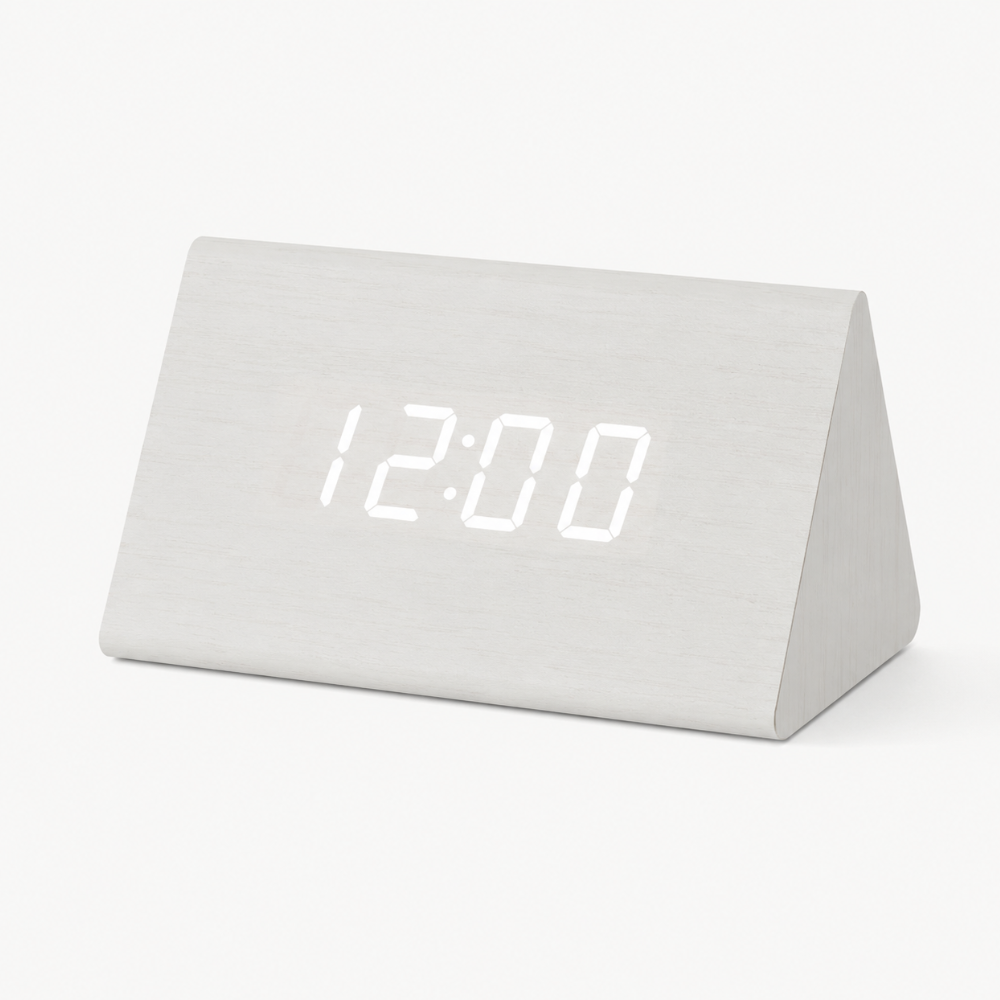 Reloj despertador con control de sonido, esencial para un hogar inteligente.