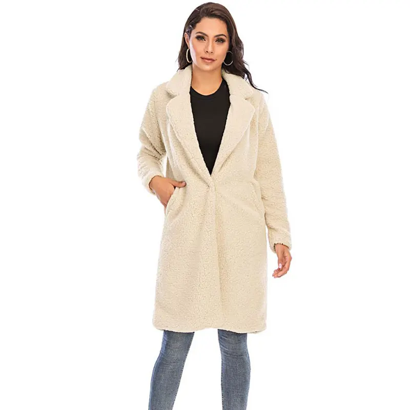 Abrigo de teddy para mujer, con silueta larga, ideal para combinar con cualquier look.