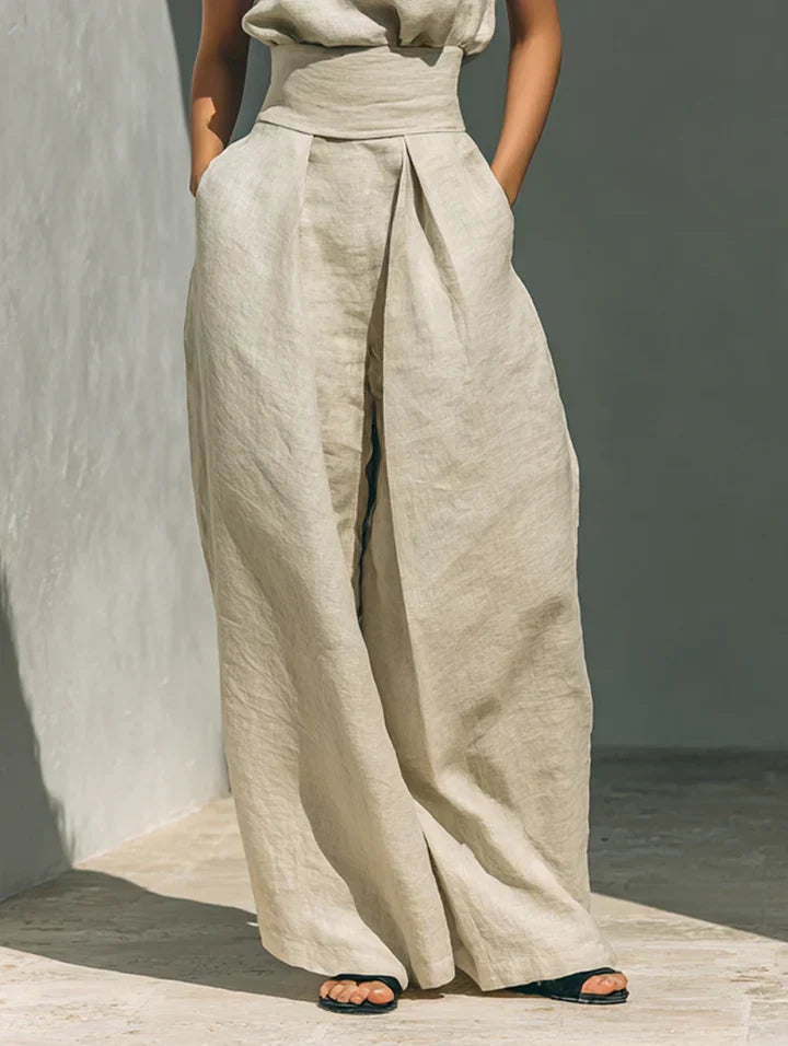 Moda de mujer: Conjunto de vacaciones minimalista con top y pantalones anchos. Cómodo y elegante para el verano.