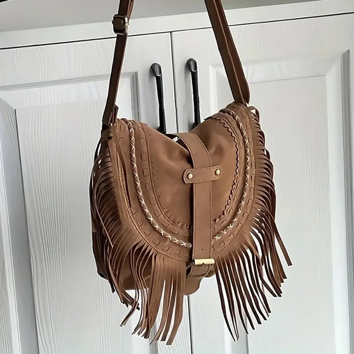 Bolso de hombro de ante marrón para mujer, estilo bohemio chic y elegante.