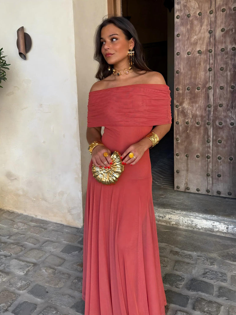 Vestido maxi sofisticado para mujer. Ideal para un evento de noche o fiesta elegante.