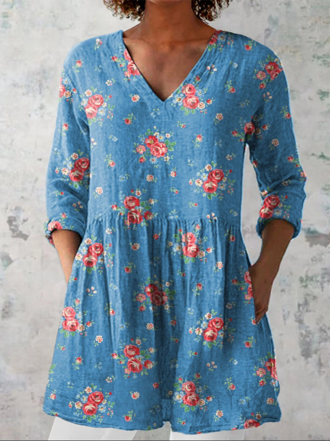 Camisa vintage de mujer con cuello V y diseño fluido, estampado azul. Ideal para verano, look casual y elegante.