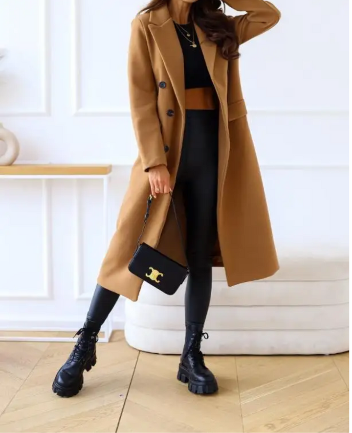 Moda de invierno: abrigo de mujer, doble botonadura, elegante y cálido, ropa exterior.