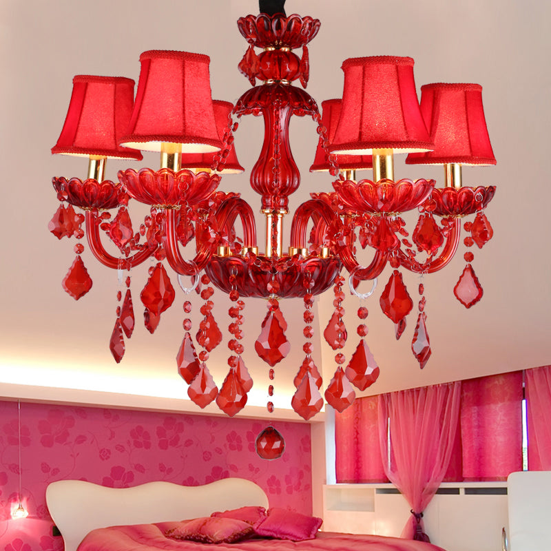 Lámpara de araña Aurelia con cristal carmesí. Diseño moderno, luz de techo elegante y lujo interior.