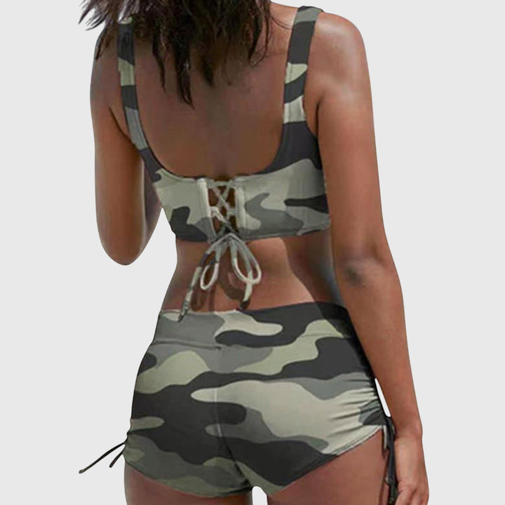 Top de bikini de camuflaje cruzado para mujer. Diseño moderno y sexy, perfecto para el verano en la playa o piscina.