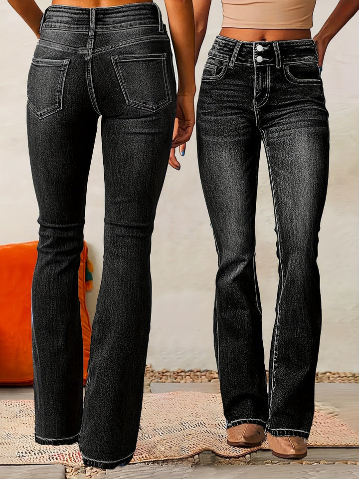 Vaqueros de mujer acampanados con cintura alta y detalle de doble botón frontal. Denim moderno y retro.