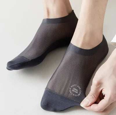Pies con calcetines invisibles que prometen pies secos y libres de sudor durante todo el día.