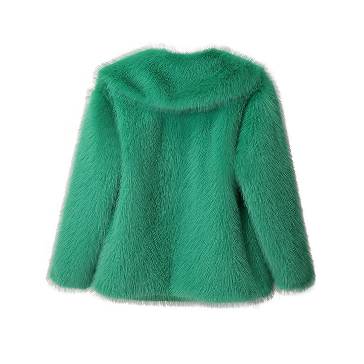 Moda femenina: abrigo de mujer elegante, con detalles finos. Invierno chic.