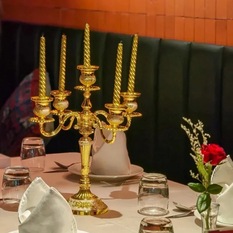 Candelabro romántico de 3 brazos en metal, ideal para cenas especiales y decoración del hogar.