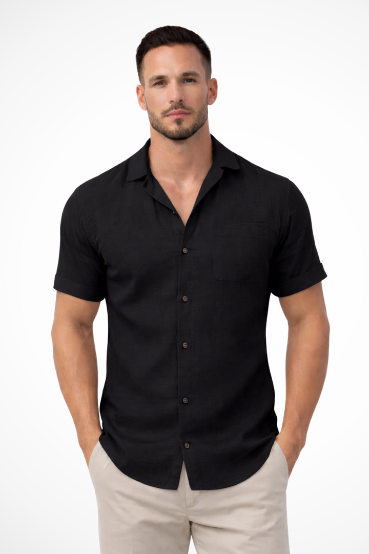 Moda verano hombre: camisa de botones, tela ligera y fresca. Indispensable para tus vacaciones o salidas casuales.