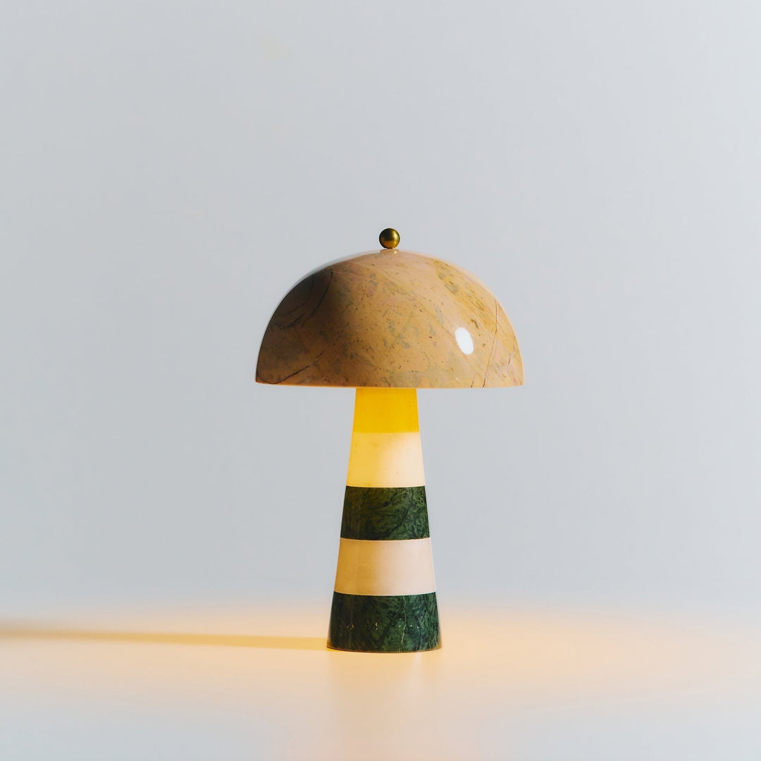 Luz ambiente: lámpara de mesa de mármol con patrón orgánico, estilo moderno y clásico.