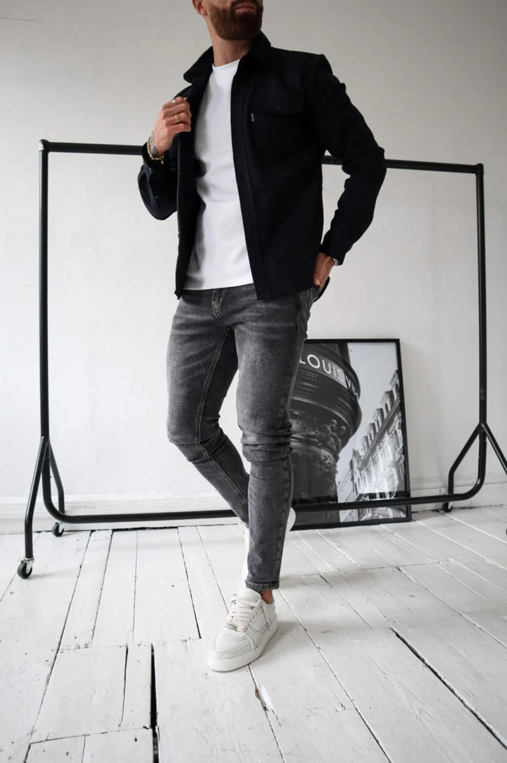 Sobrecamisa de hombre IVAR, tejido cómodo y estilo casual. Prenda funcional con bolsillos para moda urbana.