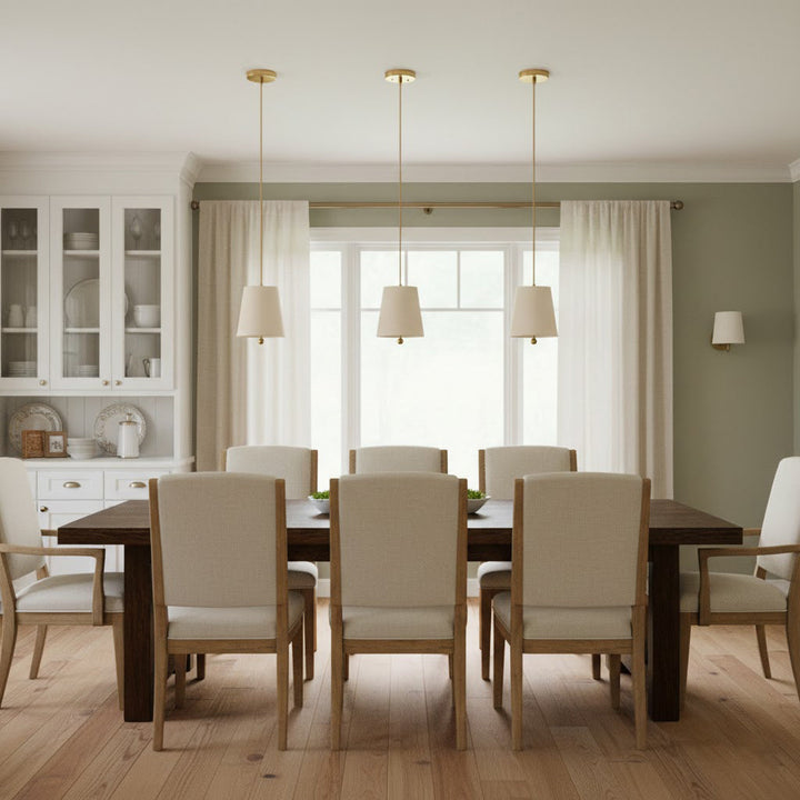 Lámpara de techo elegante con estructura de latón y pantalla de lino. Añade estilo a tu hogar.