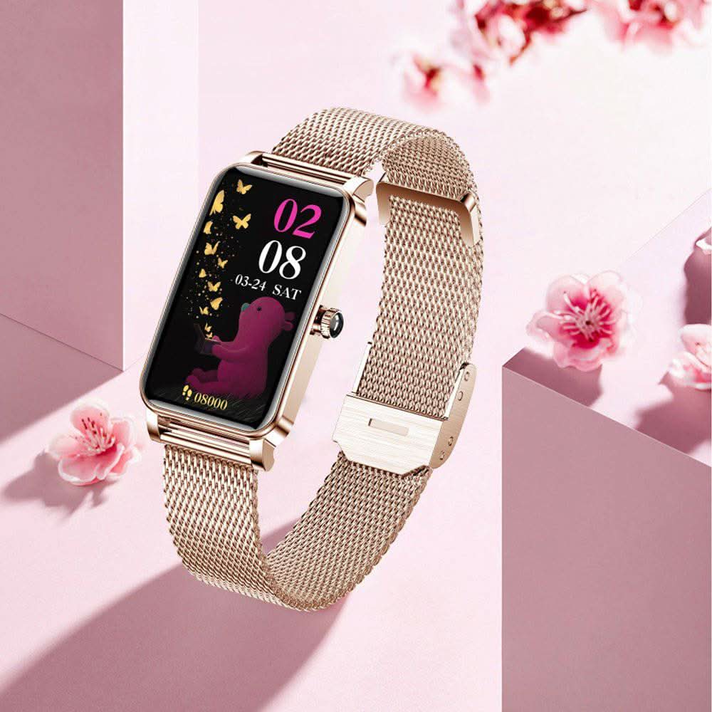 Mujer usando reloj inteligente de moda en su muñeca, combinando estilo, fitness y tecnología.