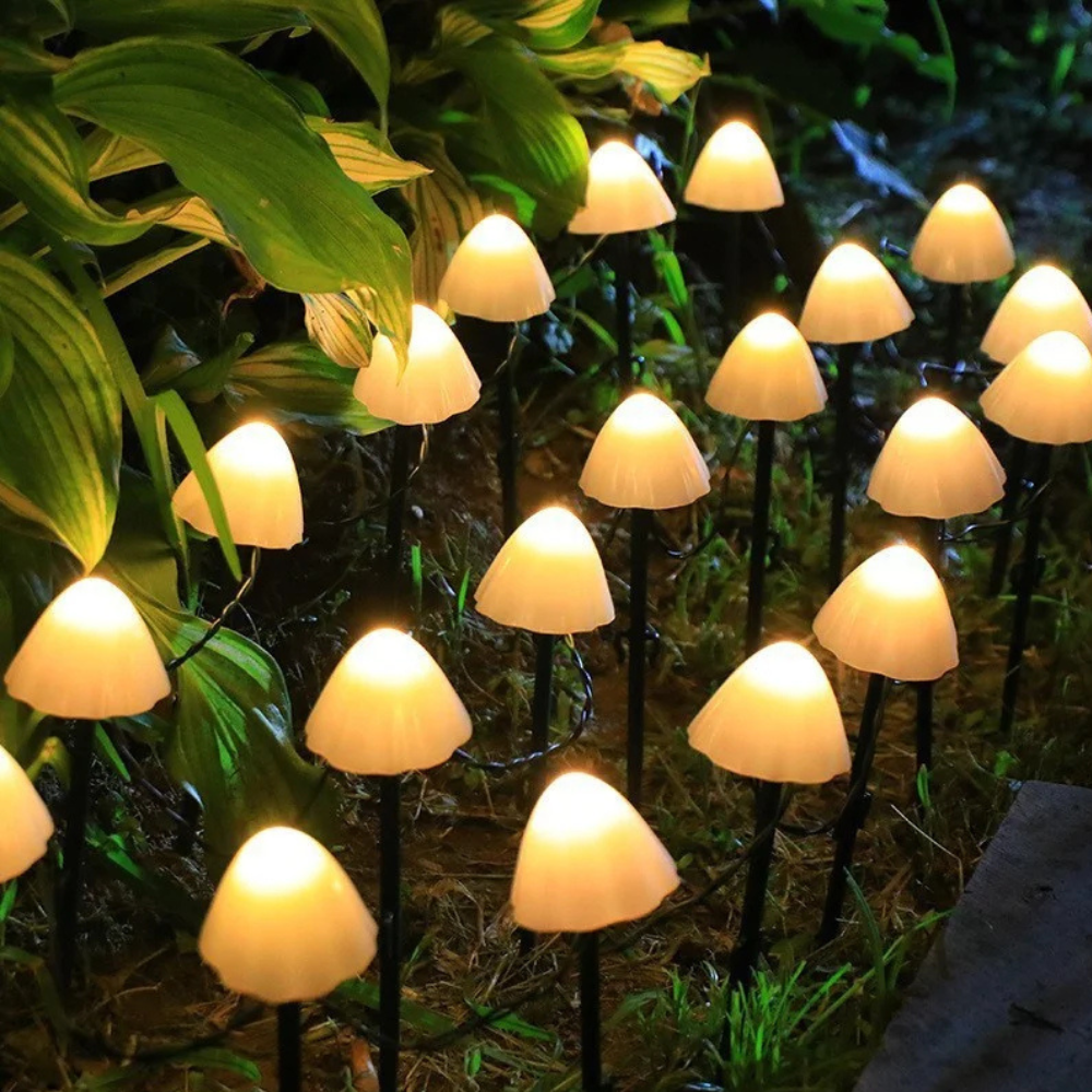 Cadena de luces de hongo solar LED para iluminar senderos en el jardín.