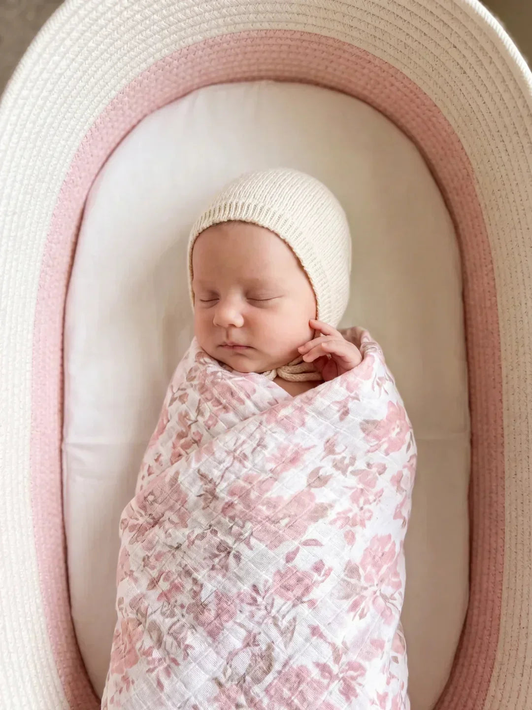 Cesta cambiador para guardería, rose poudré/ecru, tejida, organiza y decora el espacio del bebé.