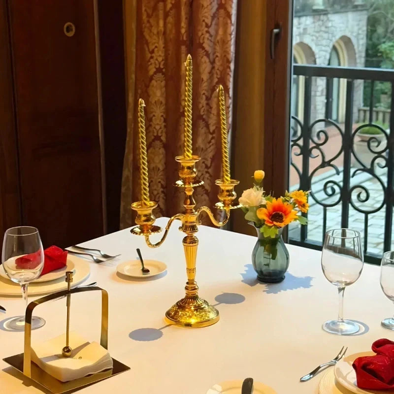 Ambiente romántico: candelabro plateado de lujo, estilo europeo, para velas de mesa.