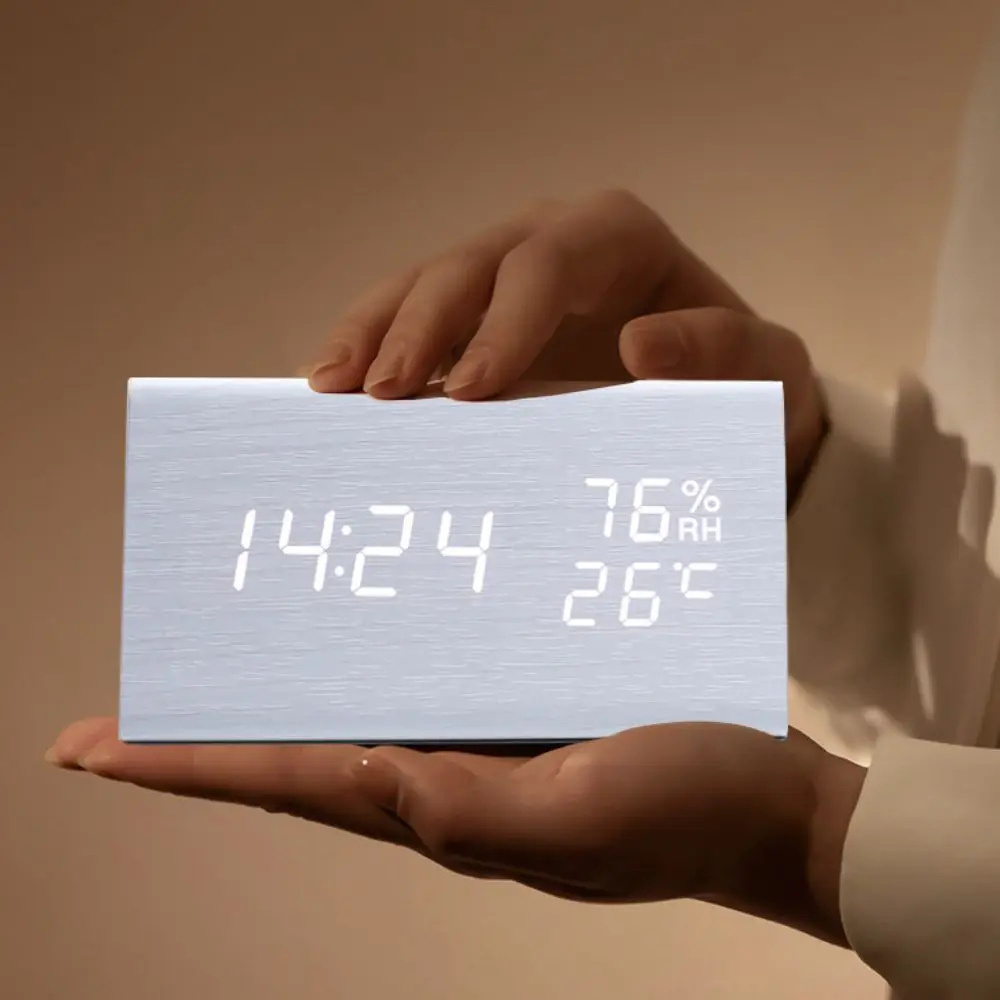Reloj digital inteligente con control sonoro, añade estilo a tu hogar.